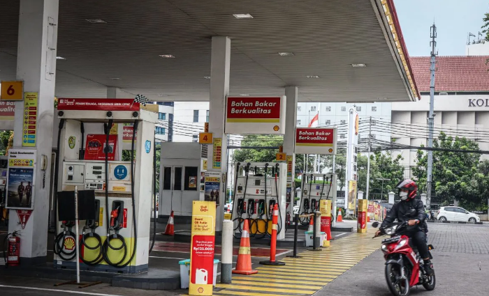 TUNGGU: Izin impor yang belum diberikan pemerintah menyebabkan Shell belum bisa mengimpor BBM, termasuk mendistribusikannya kepada SPBU-SPBU mereka.