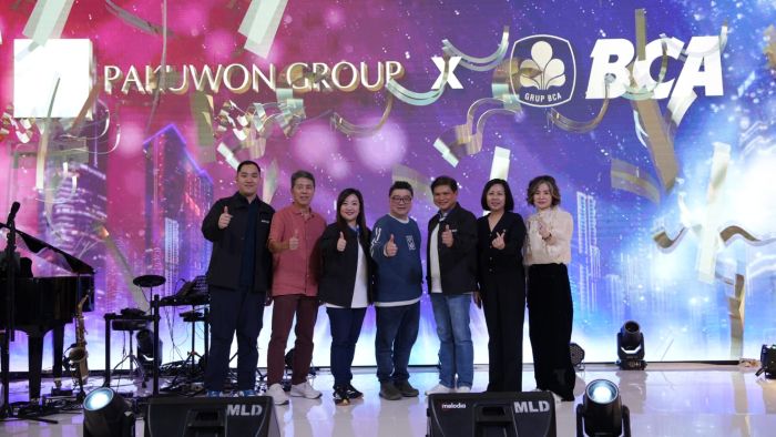 KEJAR PENJUALAN: Sutandi Purnomosidi (tengah) bersama Handy Weriko (tiga dari kanan) dan pimpinan Pakuwon Group dan BCA saat pembukaan Pameran Properti Pakuwon Group.