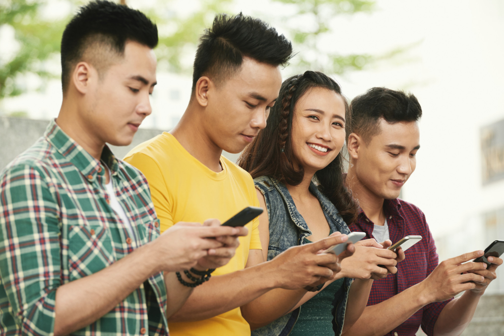 ILUSTRASI: Penggunaan smartphone untuk mengakses internet dengan layanan kuota rollover yang memungkinkan sisa data tidak hangus saat masa aktif diperpanjang.