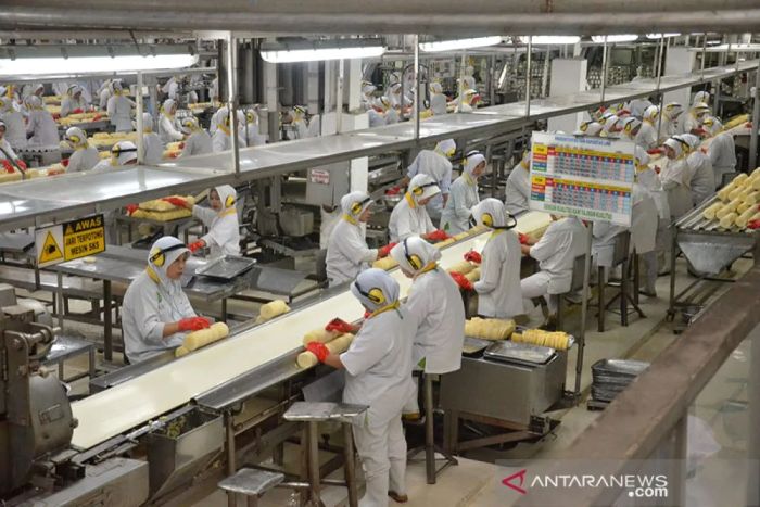 BEKERJA: Industri pengolahan masih menjadi penopang ekonomi.