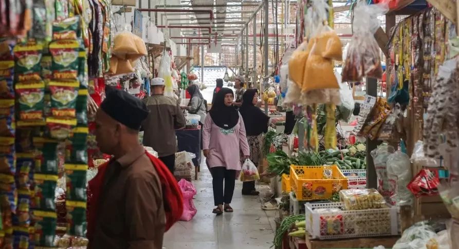 BELANJA: Seorang warga melenggang di pasar tradisional. BI menyebut hasil survei mereka mengindikasikan konsumen makin yakin ke kondisi ekonomi.