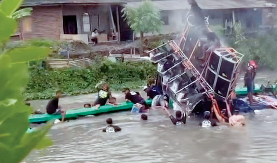 TENGGELAM: sound horeg satu ton tenggelam besama lebih dari 10 orang saat perayaan Nyadran di Sidoarjo