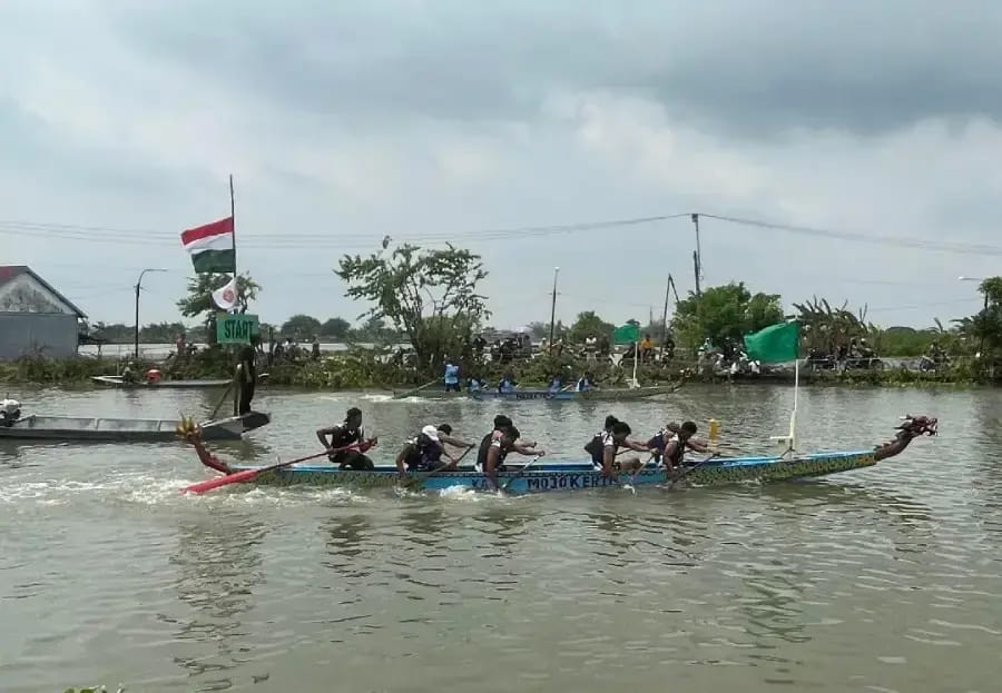 Keseruan lomba Ansor Dragon Boat di Bengawan Jero, Desa Blawi, Lamongan.