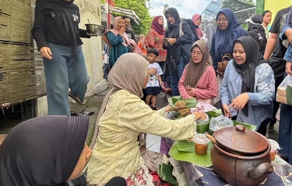 LUDES : Unik 120 jenis panganan dan jajanan khas Gresik era Kerajaab Giri diserbu warga. (Fajar/Radar Gresik)