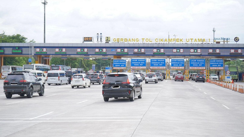  LANCAR: Sistem pembayaran elektronik tanpa tap di pintu tol penggunakan teknologi stiker RFID.  