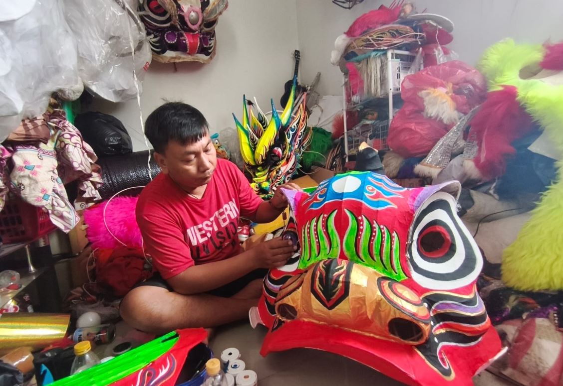 BANJIR ORDER: Perajin barongsai di Kecamatan Candi, Kabupaten Sidoarjo, mengalami lonjakan pesanan yang signifikan jelang Imlek 2577