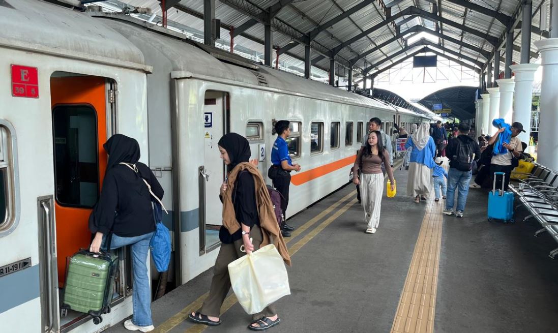 DISKON: Para penumpang kereta api datangi stasiun Surabaya gubeng, pada lebaran 2026 pemerintah resmi memberikan diskon 30 persen untuk masyarakat yang akan mudik.