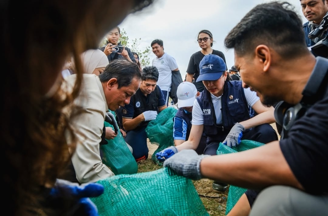 SINERGI: Menteri Pariwisata Widiyanti Putri Wardhana melakukan aksi bersih sampah di Pantai Kedonganan Bali bersama lintas sektor.