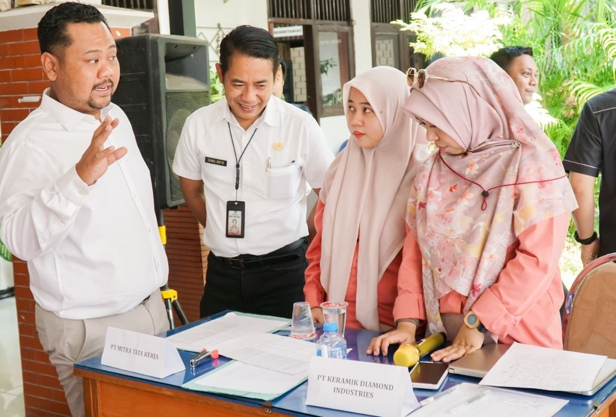 SIDAK: Bupati Gresik Fandi Akhmad Yani meninjau langsung proses rekrutmen tenaga kerja di Dinas Tenaga Kerja (Disnaker) Kabupaten Gresik, Rabu (11/2)