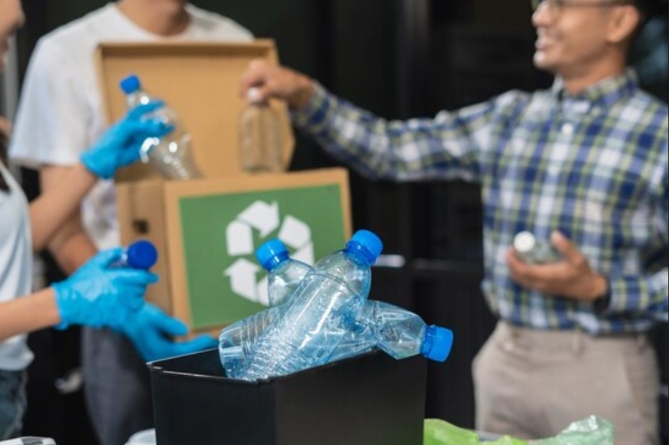 ILUSTRASI: Warga sedang memilah sampah botol plastik.