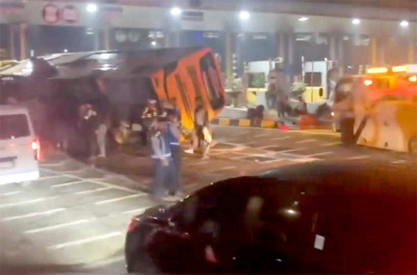 Suasana dini hari di pintu masuk Gerbang Tol Waru Utama, Sidoarjo, mendadak mencekam. Sebuah bus terguling tepat di area menjelang gate tol.