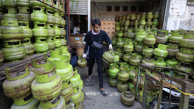 ILUSTRASI: Seorang pekerja mengangkat tabung LPG 3 kg di salah satu penyalur.