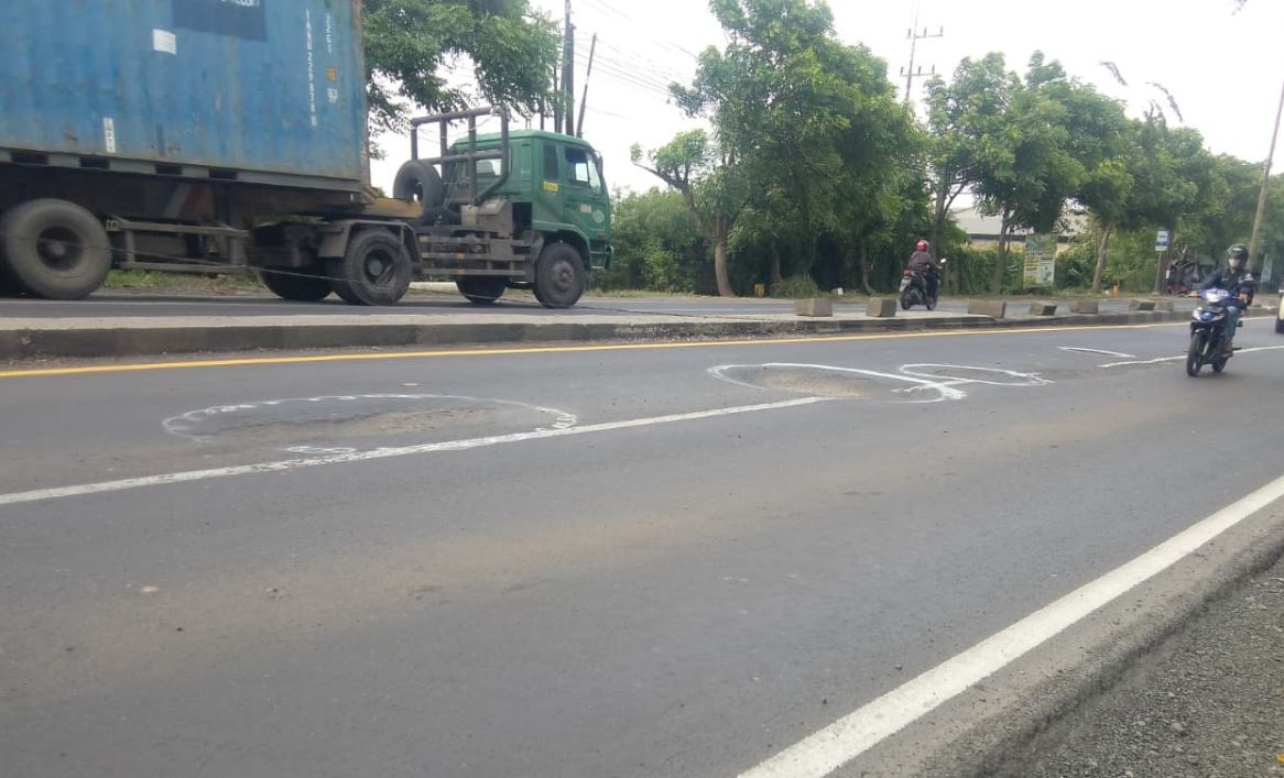 Kondisi jalan Trosobo Taman Sidoarjo yang amblas, berlubang dalam, dan bergelombang di jalur cepat tersebut membuat banyak pengendara terperosok hingga terjatuh.