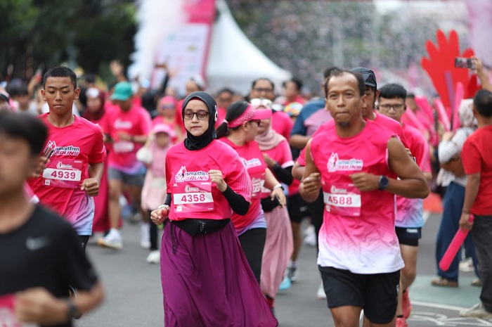 SEHAT:&nbsp;Kegiatan SMARTFREN Fun Run 2026 yang berlangsung di kawasan Kota Lama Surabaya, Minggu (8/2).