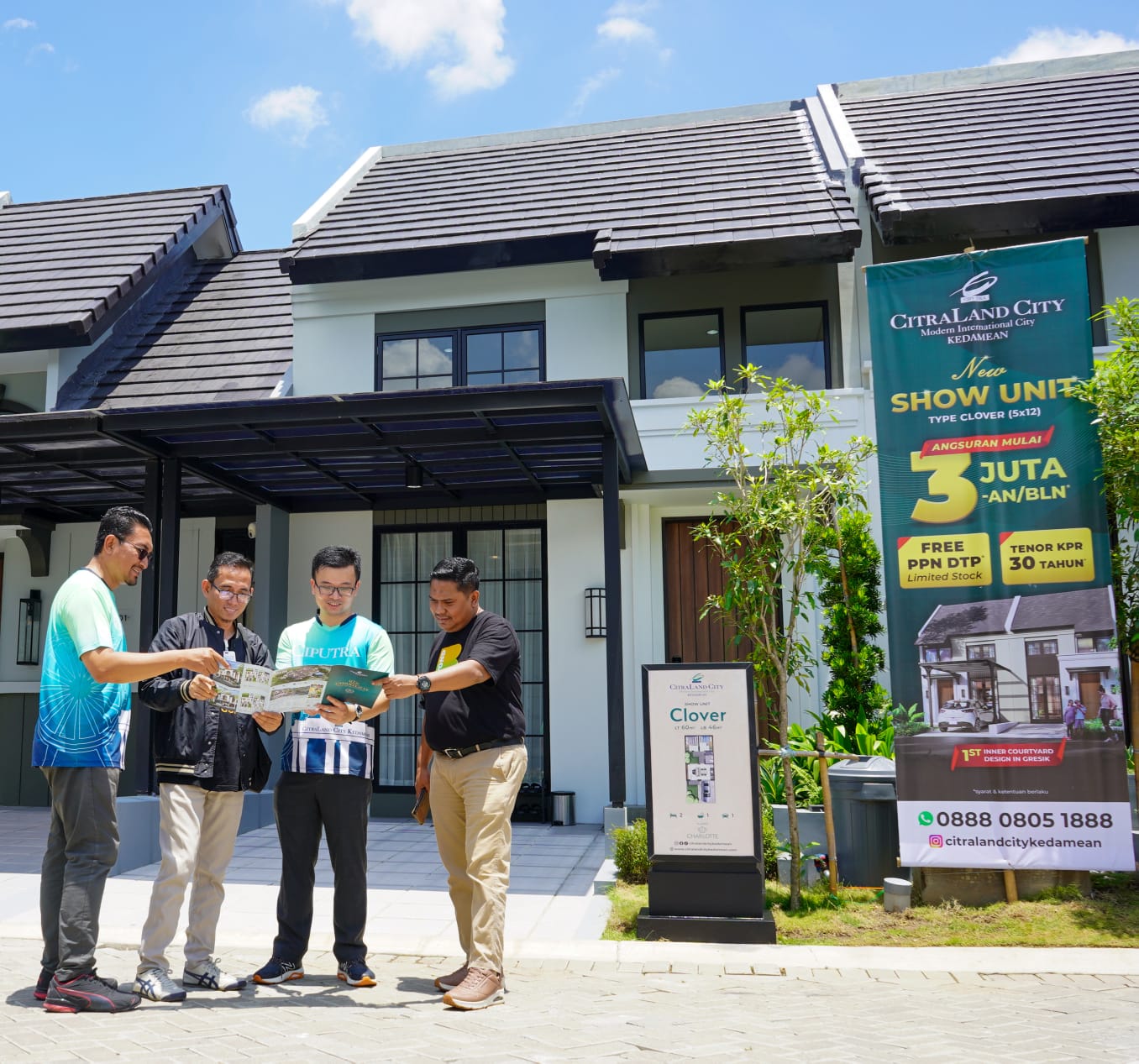 COCOK SEGMEN MUDA: David Adianto (dua dari kanan) menjelaskan rumah tipe Clover di Cluster Charlotte, Citraland City Kedamean yang dirilis membidik segmen muda dengan harga mulai Rp 500-an juta.