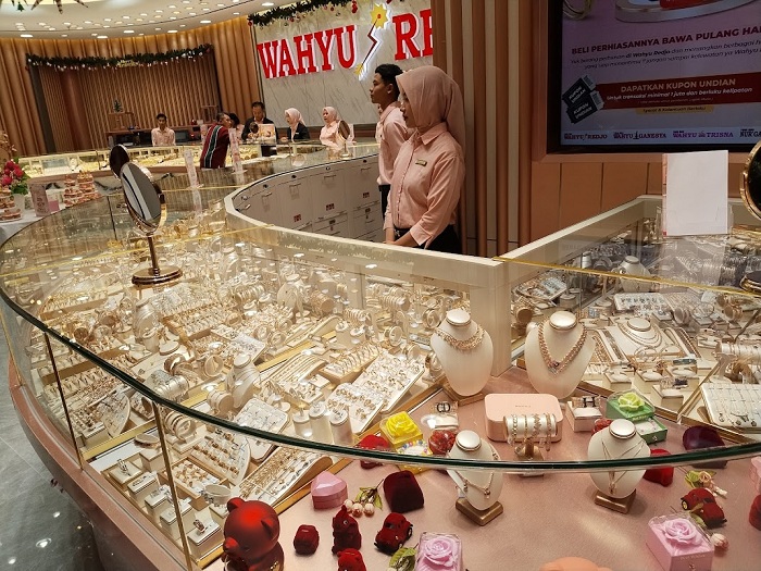 PAMERAN: Harga emas global yang terus mengalami kenaikan berpengaruh terhadap struktur biaya dan pola konsumsi masyarakat.