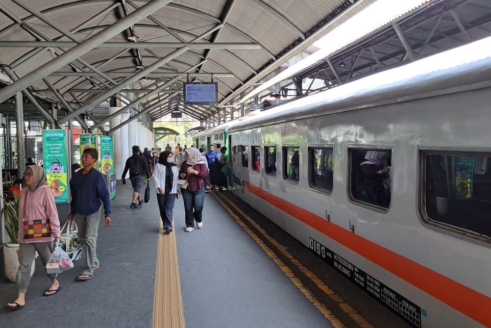 GUBENG: Pemerintah Provinsi Jawa Timur resmi memulai Proyek Double Track dan Railway Gubeng&ndash;Sidoarjo Senilai Rp 3,8 Triliun