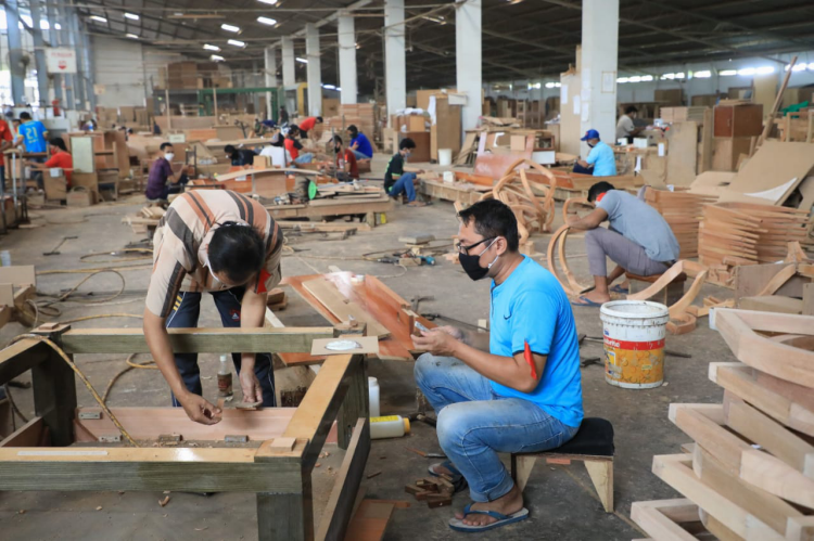 ILUSTRASI: Sejumlah pekerja sedang merampungkan pekerjaan mereka, yaitu proses finishing sejumlah produk furnitur.