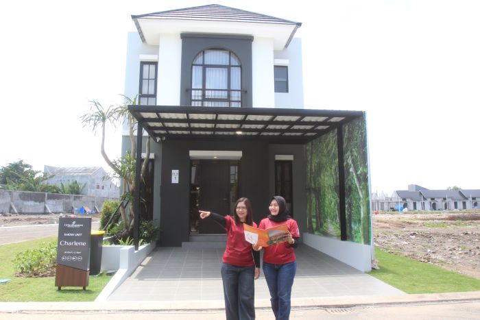 KELUARGA MUDA: Mayasari (kiri) bersama Luluk S menjelaskan rumah tipe Charlene di Cluster Cambridge Phase 3, CitraHarmoni dirilis untuk memenuhi demand hunian modern dengan fasilitas lengkap.