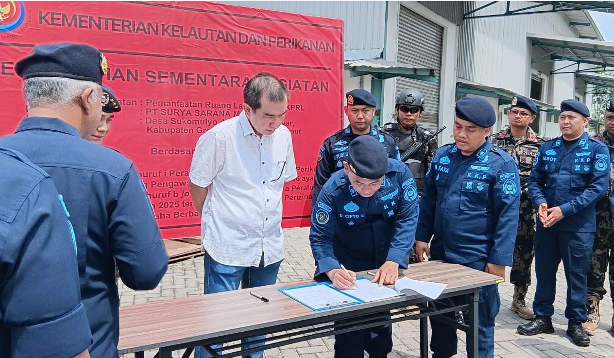 LANGGAR IJIN: Direktur Jenderal PSDKP, Pung Nugroho Saksono bersama KKP hentikan aktivitas di kawasan Mie Sedap Manyar.