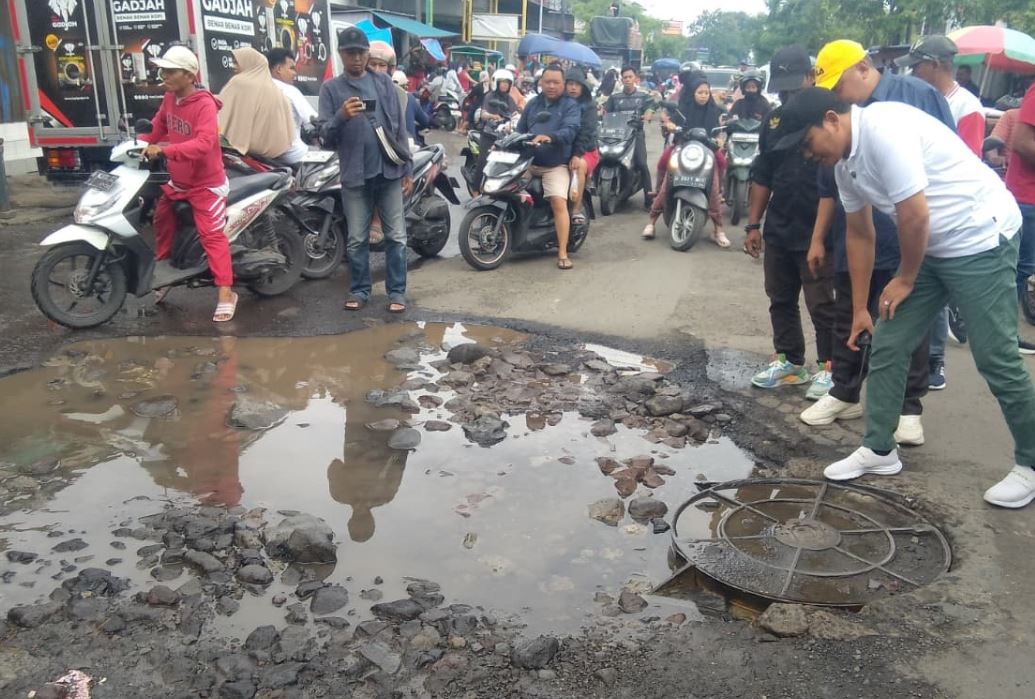 RUSAK: Kondisi Jalan Raya Setiabudi, di depan Pasar Baru Krian rusak parah, menjadi sorotan publik setelah Subandi, Bupati Sidoarjo, melakukan inspeksi mendadak (sidak)