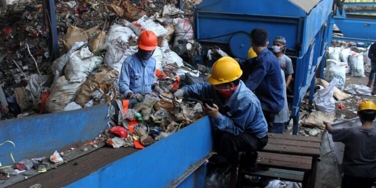 ILUSTRASI: Aktivitas pengolahan sampah menjadi energi listrik.
