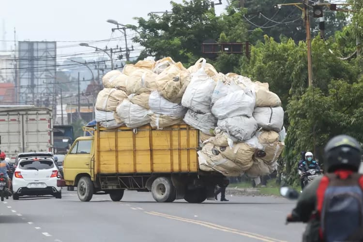 ZERO ODOL: Truk bermuatan besar melintas di jalan raya.