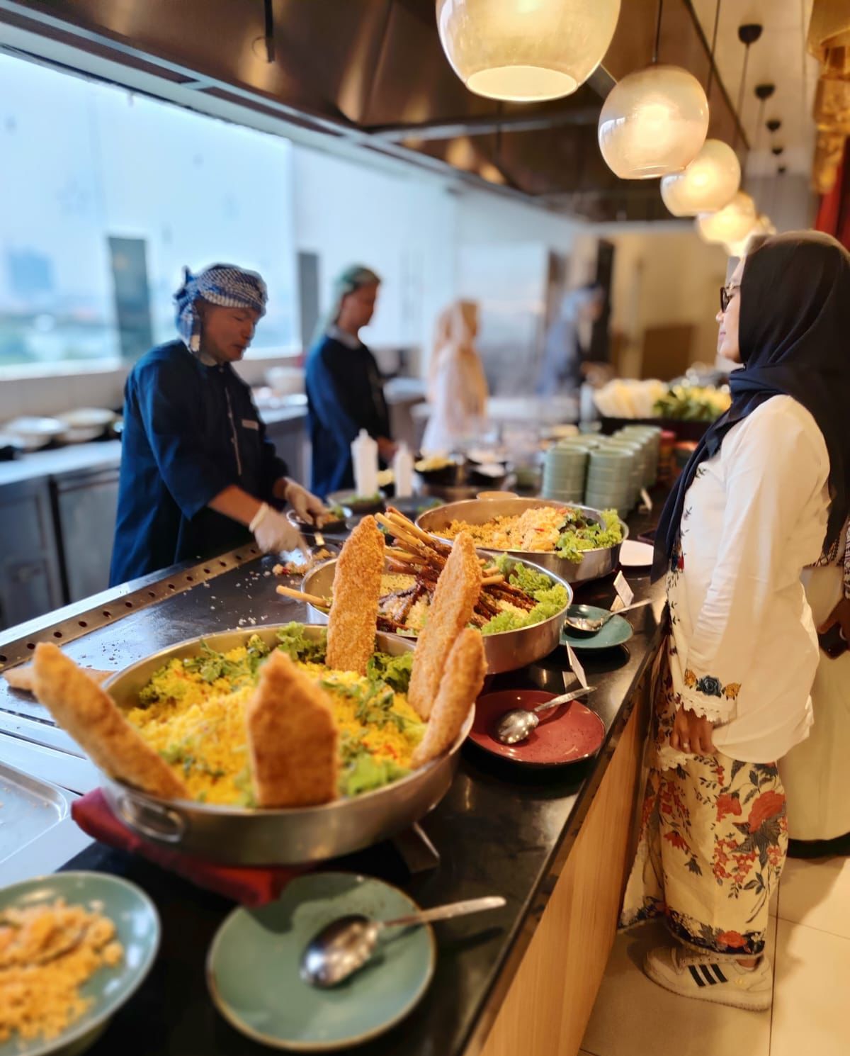 Hotel HARRIS Gubeng membawa kamu keliling dunia lewat hidangan! Dari lezatnya menu Nusantara, Asia, Eropa, hingga sajian khas Timur Tengah.