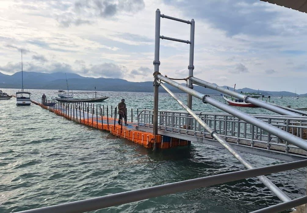 KOKOH: Dermaga Apung Gili Noko Bawean di Desa Sidogedungbatu, Pulau Bawean, Kabupaten Gresik, kini kembali berdiri kokoh setelah resmi rampung diperbaiki pada akhir 2025.