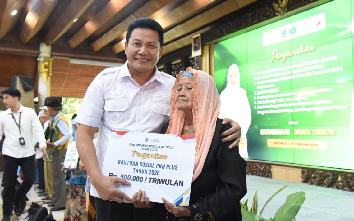 KAWAL: Bupati Sidoarjo Subandi saat menyerahkan Bansos Rp. 3 Miliar kepada warga Sidoarjo di Pendapa Delta Wibawa.