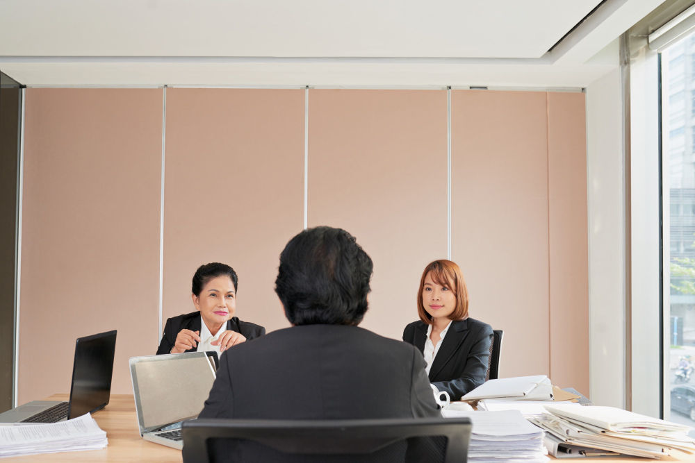 ILUSTRASI: Suasana wawancara kerja profesional di kantor