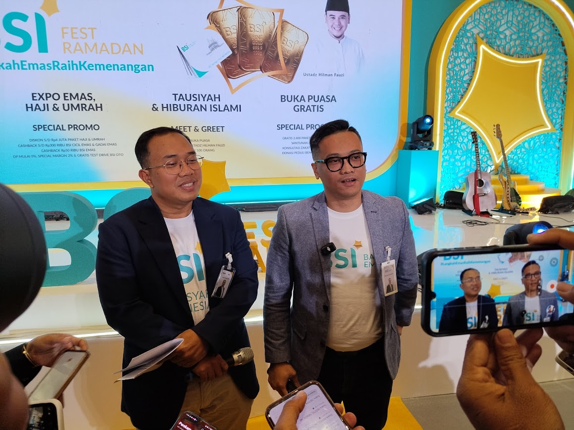 WAWANCARA: RCEO BSI Regional VIII Surabaya, Jajang Abdul Karim (kiri) bersama Muhammad Arif Gunawan, Distribution Project Leader RO XII Surabaya Bali Nusra.