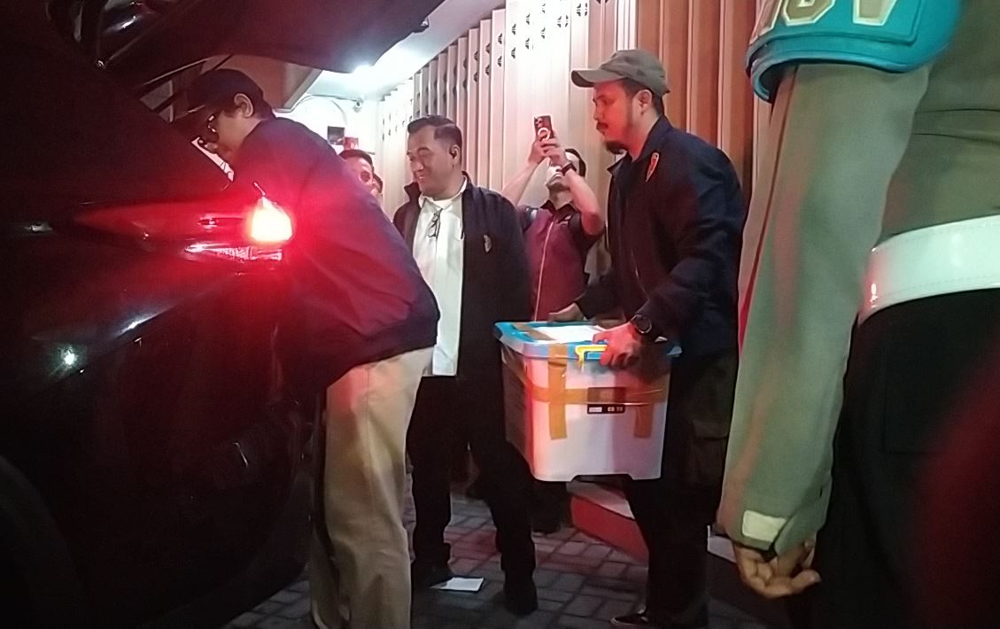 Tim penyidik dari Bareskrim Polri menyita empat kotak kontainer berisi uang tunai, dokumen penting, barang bukti elektronik
