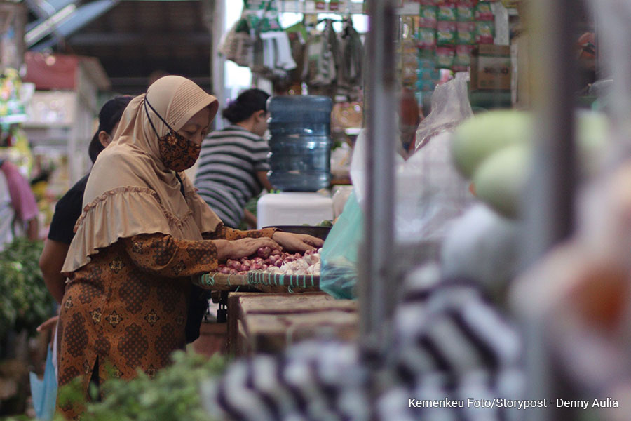 Aktivitas ekonomi masyarakat di tempat perbelanjaan.