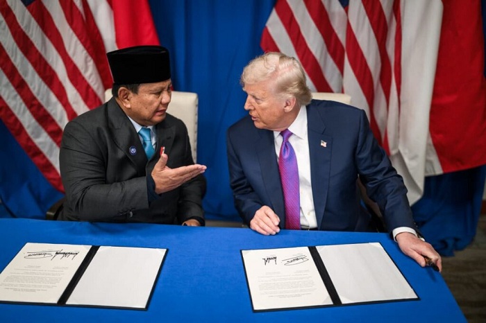 SEJARAH: Presiden Prabowo Subianto dan Presiden Amerika Serikat Donald Trump menandatangani perjanjian perdagangan bersejarah di Washington, D.C., Amerika Serikat, Kamis (19/2/2026).