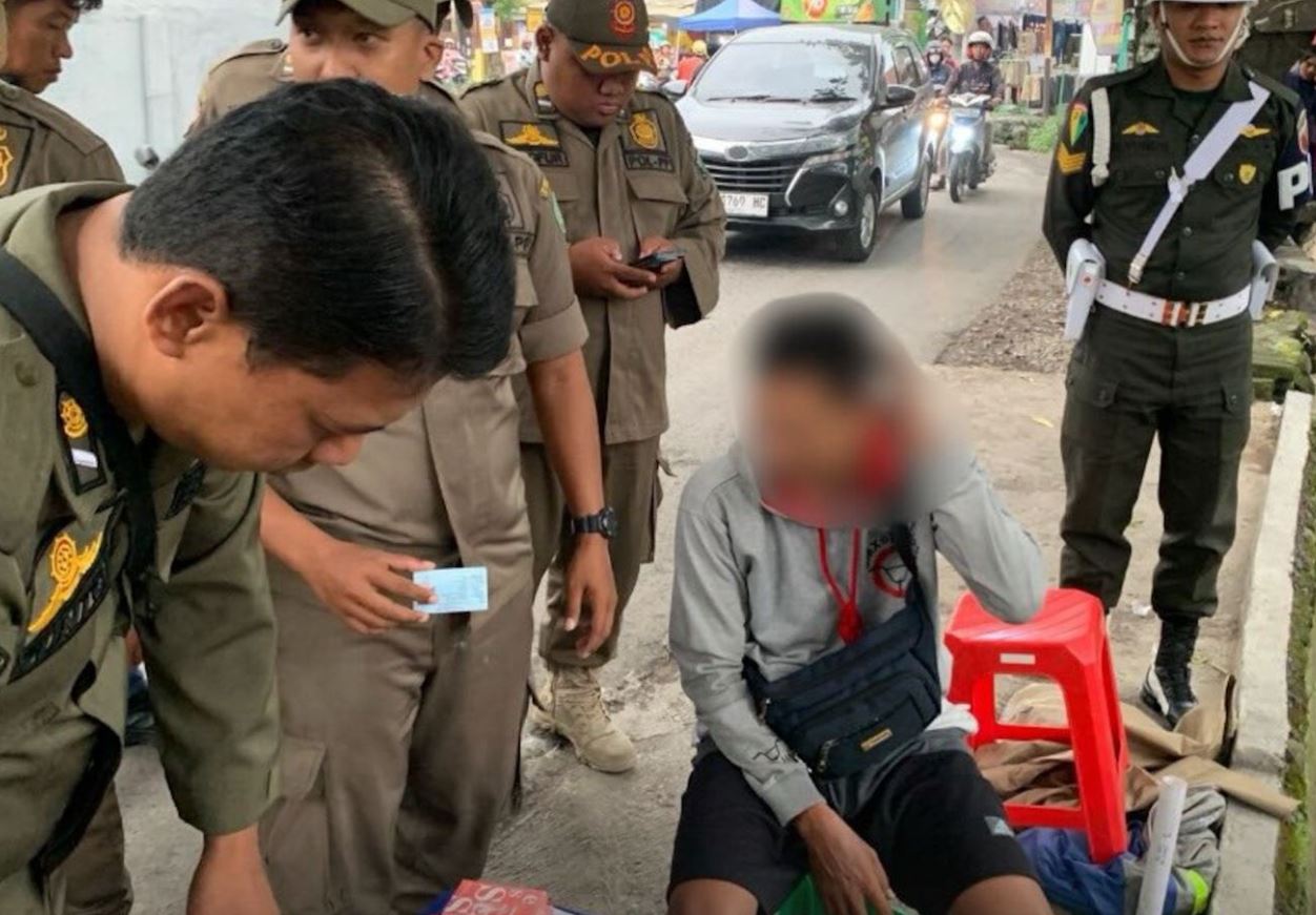 Tim gabungan dari Bea Cukai Sidoarjo bersama Satpol PP Kabupaten Sidoarjo dan Subdenpom V/4-1 Sidoarjo melakukan penyisiran intensif rokok ilegal di sejumlah titik