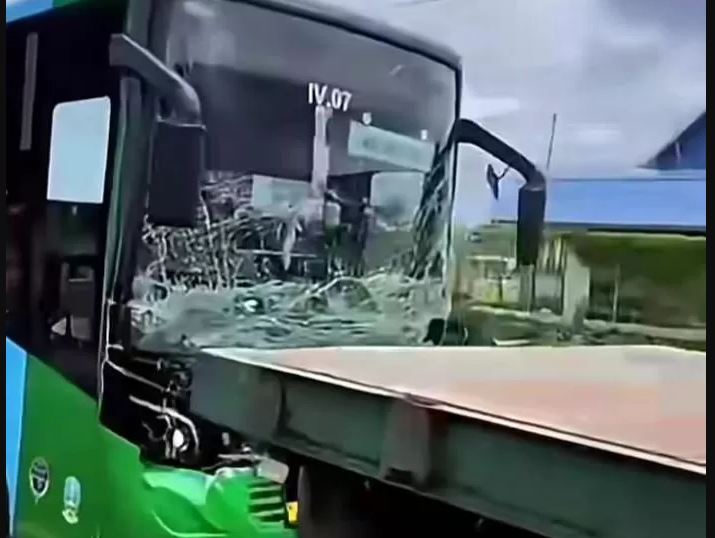 Kecelakaan beruntun di Jalan Raya Purwodadi, Desa Purwodadi, Kecamatan Sidayu, Kabupaten Gresik, terjadi pada Kamis (19/2)