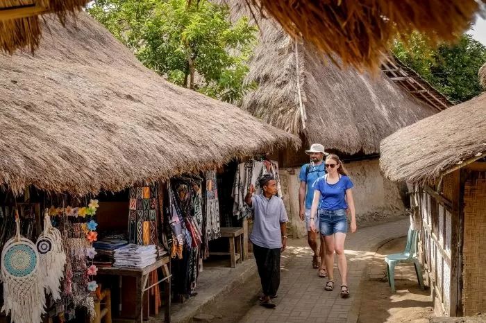PANDU: Tour guide memandu sejumlah wisman yang mengunjungi objek wisata di Lombok.