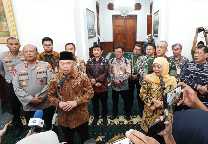 RILIS: Menhub Dudy Purwagandy menjelaskan mengenai persiapan Angkutan Lebaran 2026 didampingi Gubernur Khofifah di Gedung Negara Grahadi, Jumat (20/2/2026).