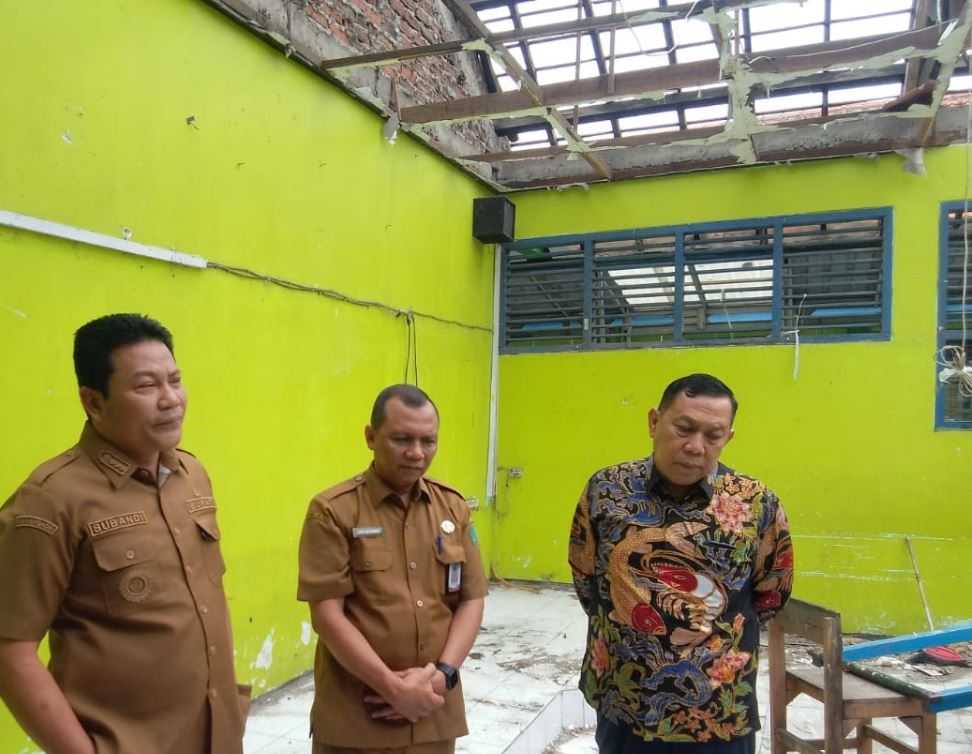 Bupati Sidoarjo Subandi langsung melakukan inspeksi mendadak (sidak) pada Selasa (24/2). Ia datang bersama jajaran DPRD, Dinas Pendidikan, BPBD, hingga Inspektorat untuk memastikan penanganan darurat.