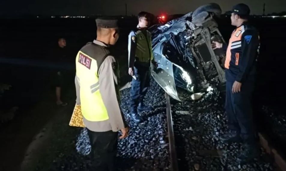 HANCUR: Peristiwa terjadi di KM 24+8/9 jalur hilir, antara Stasiun Gubug dan Stasiun Tegowanu, tepatnya di perlintasan manual Desa Medani, Kecamatan Tegowanu, Kabupaten Grobogan.