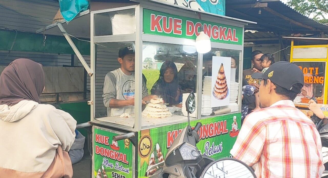 TAKJIL : Kue dongkal sebagai menu takjil berbuka puasa. 