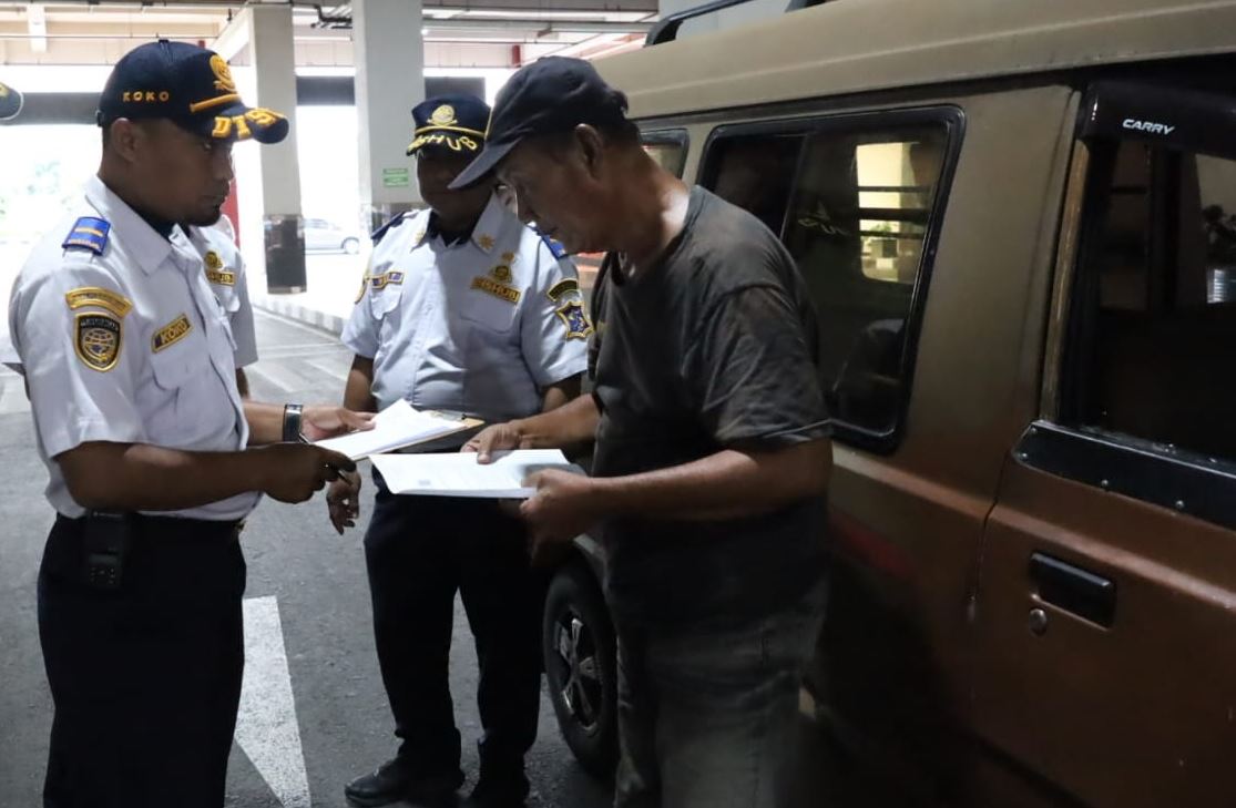 Dishub Kota Surabaya bersama Satlantas Polrestabes Surabaya melakukan sidak di Terminal Joyoboyo. Hasilnya, puluhan angkot tidak memenuhi kelengkapan administrasi dan standar kelaikan jalan