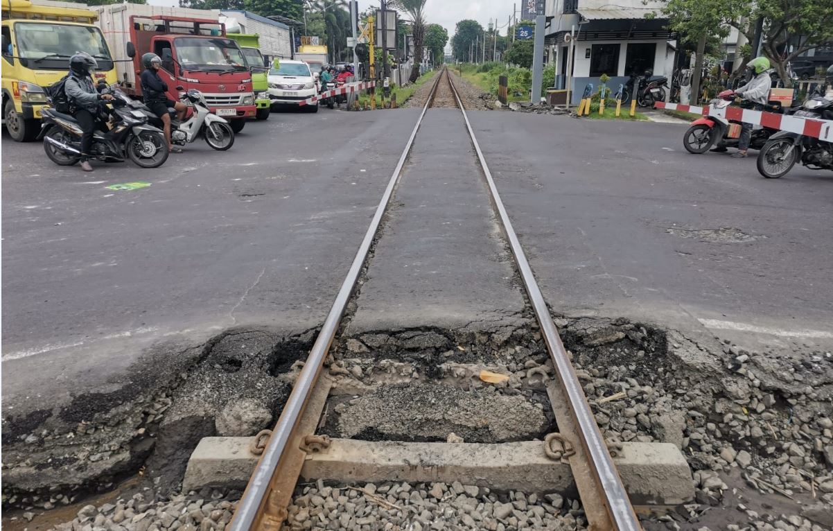 PT Kereta Api Indonesia (Persero) Daerah Operasi 8 Surabaya memulai pekerjaan perbaikan jalan perlintasan sebidang di tiga lokasi di wilayah kota Surabaya, mulai Rabu (25/2).