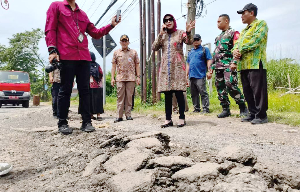Mimik Idayana, turun langsung melakukan inspeksi mendadak (sidak), Kamis (26/2). Sidak dilakukan di sepanjang ruas Desa Wedoro Klurak, Kecamatan Candi hingga Desa Bluru Kidul,
