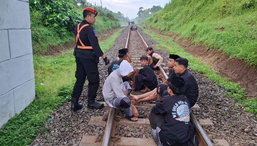 Patroli keamanan di sepanjang jalur rel juga terus ditingkatkan dengan pengawasan intensif pada titik-titik rawan, khususnya selama Ramadan hingga masa angkutan Lebaran 2026.
