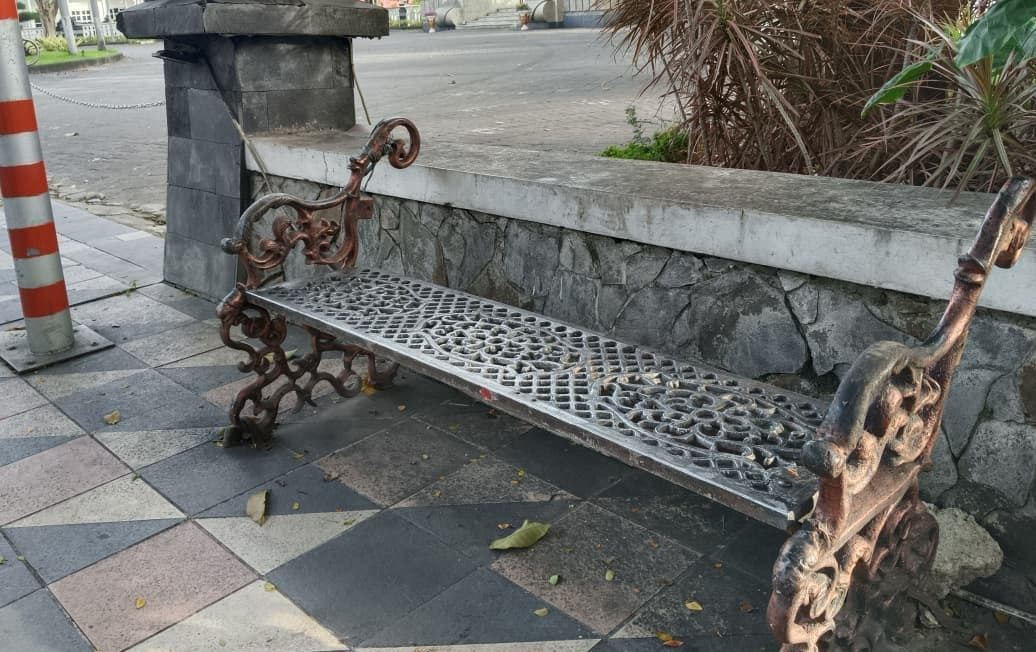 Sandaran kursi besi di pedestrian depan Taman Makam Pahlawan (TMP) Jalan Mayjen Sungkono, Surabaya, diduga hilang dicuri