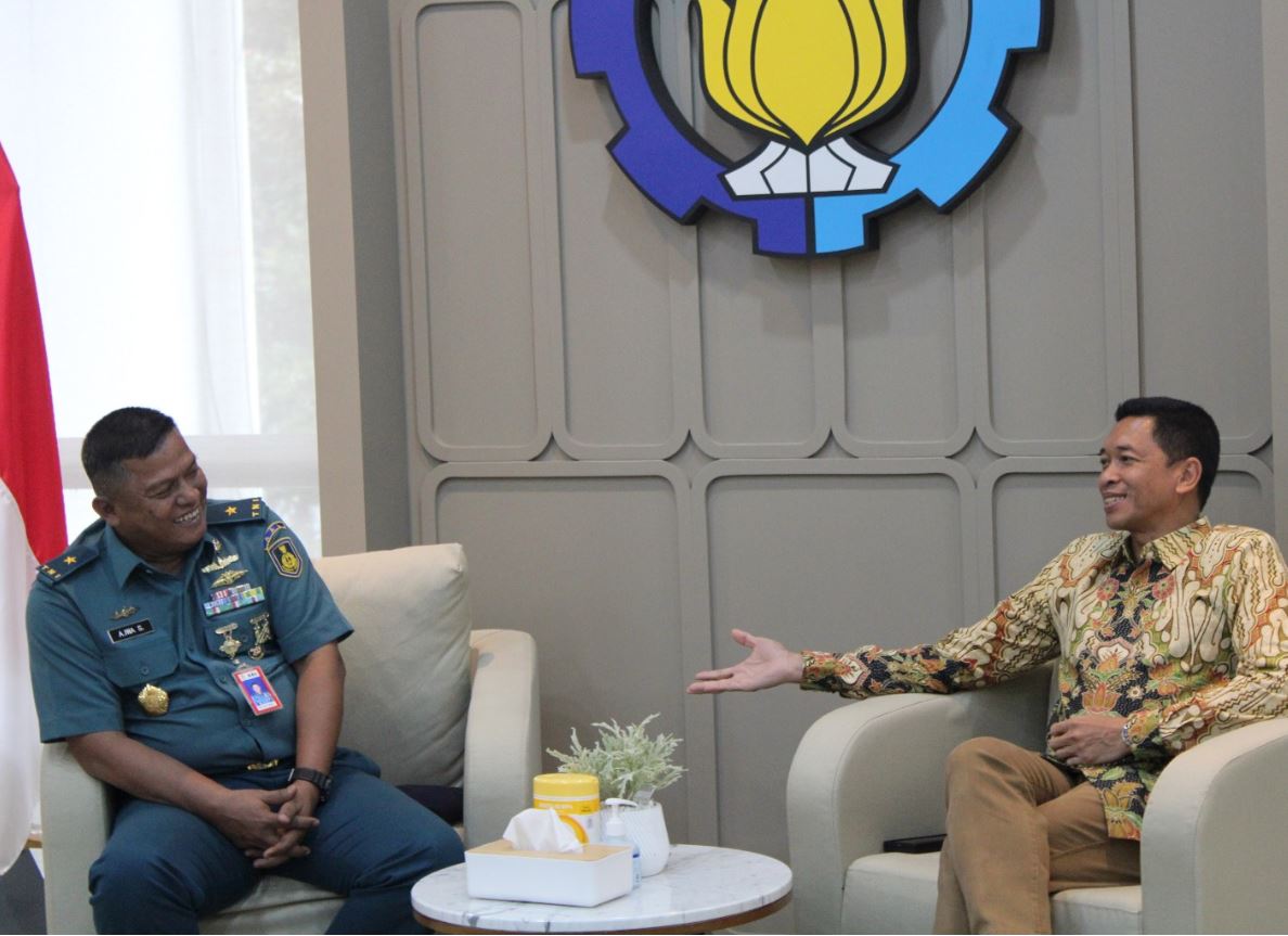 KERJA SAMA: ITS siap menjadi Pusat Drone Perang bersama AAL, Bambang Pramujati (kanan) bersama Asep Iwa Soemantri.