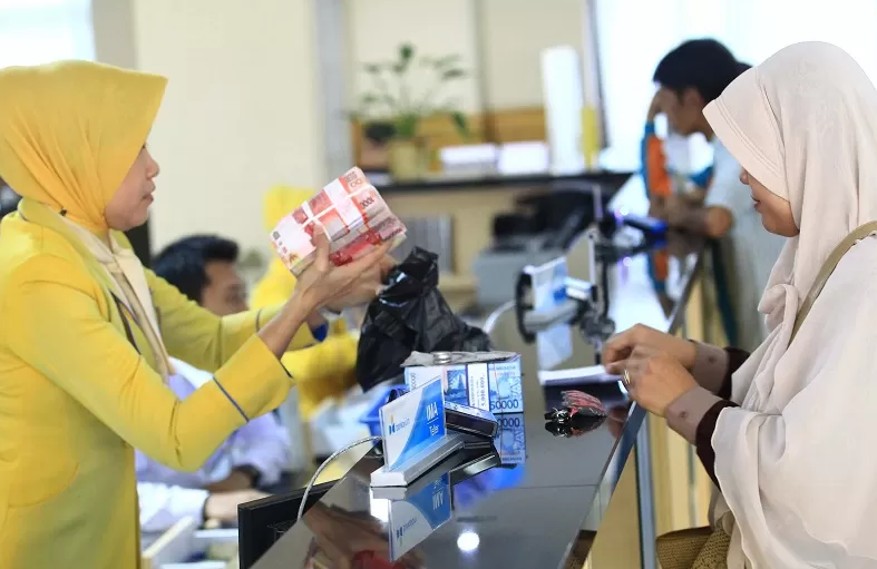 ILUSTRASI: OJK menyebut jika bunga kredit bank saat ini sudah turun ke kisaran 8 persen.  