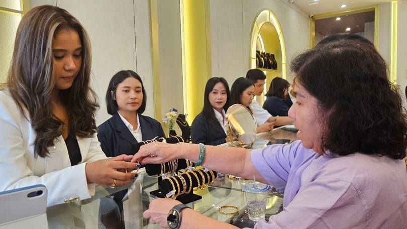 LARIS: Selain menjual emas batangan, Nellava juga menjual perhiasan emas dengan berbagai model.